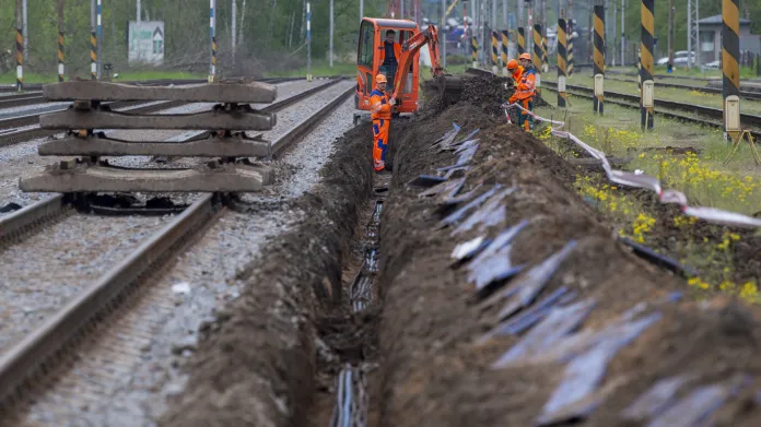 V Rosisích nad Labem už železničáři staví druhou kolej