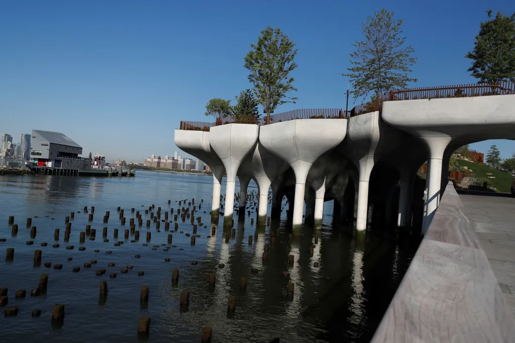 Manhattan mění svoji tvář. Pro návštěvníky otevřel novy umělý ostrov, na kterém vyrostl park