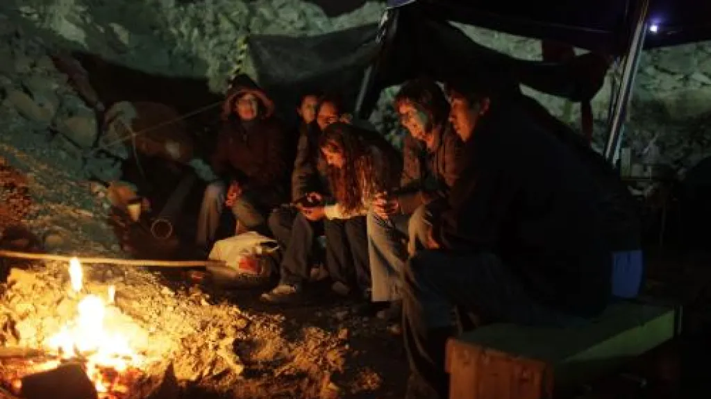 Příbuzní chilských horníků čekají v táboře na své blízké