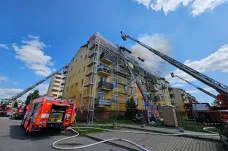 V Brně hoří střecha bytového domu, platí zvláštní stupeň poplachu