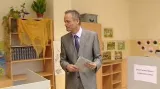 Cyril Svoboda ve volební místnosti