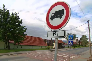 Přítluky se brání kamionům. Zakázaly jim vjezd