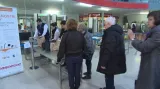 Cestující čekají na odbavení na karlovarském letišti