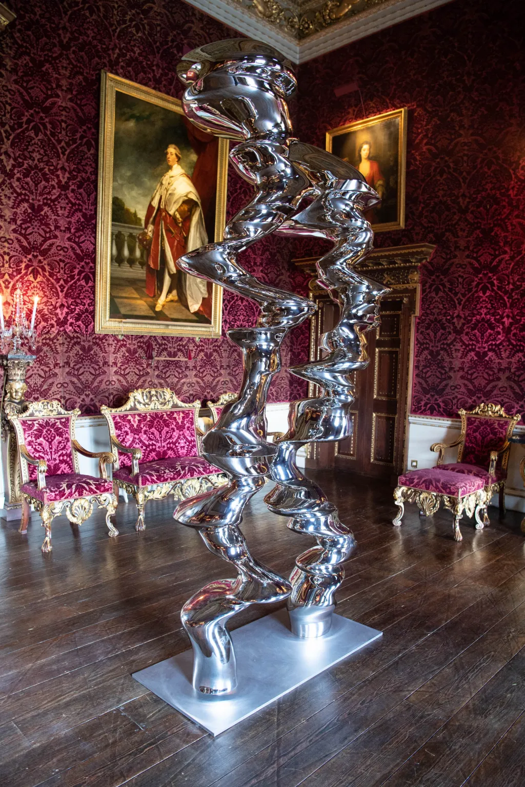 Anglické panství Houghton Hall v Norfolku připravilo ve spolupráci se sochařem Tonym Craggem souhrnnou výstavu jeho děl