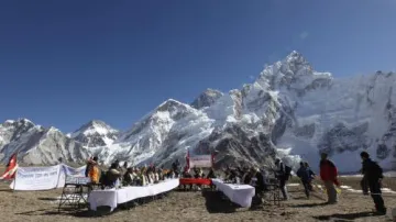 Nepálská vláda zasedá pod Mount Everestem