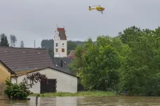Mrtvý hasič a protržené hráze. Jih Německa nadále sužují záplavy