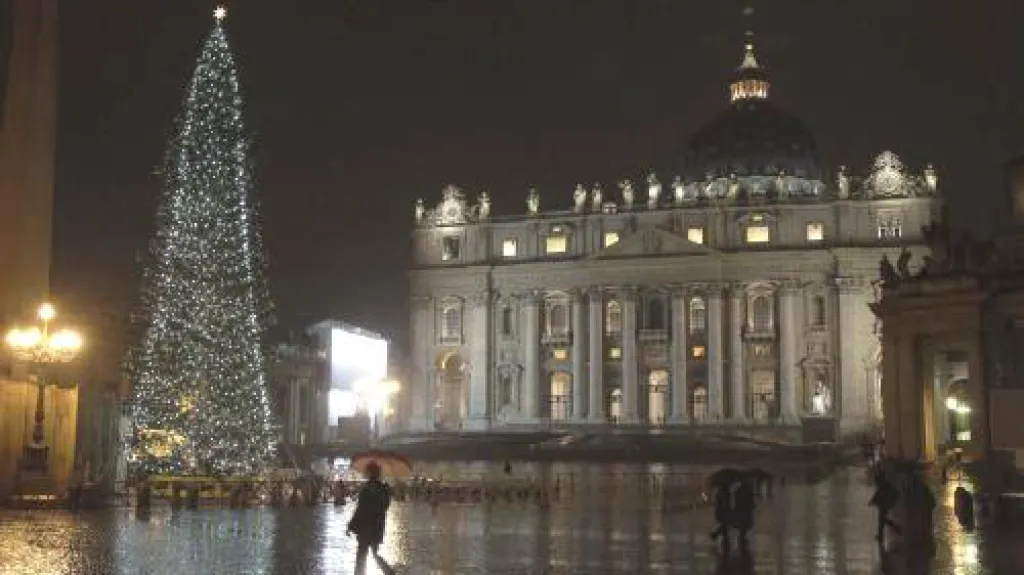 Ve Vatikánu se rozsvítil vánoční strom