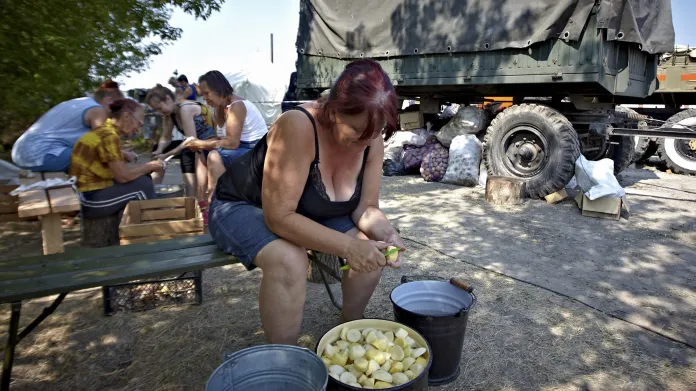 Uprchlíci z Luhanska v dočasném uprchlickém táboře poblíž města Svatovo na východě Ukrajiny. V samotném Luhansku zůstávají stovky tisíc lidí bez vody a energie už více než 10 dní.