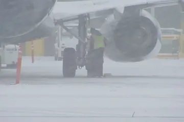 Covid zastavil tisíce letů. Nakažení piloti a letušky musí do karantény