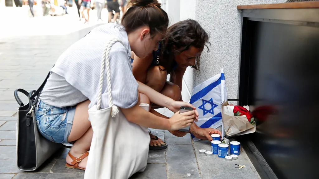 Izraelci zapalují svíčky u místa útoku
