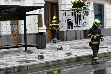 Dům v Praze, jehož římsa předloni zabila muže, prochází opravou