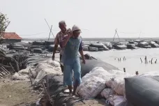 Cesta domů po obřích pytlech s pískem. Vesnici na Jávě pohlcuje moře, část obyvatel přesto zůstává