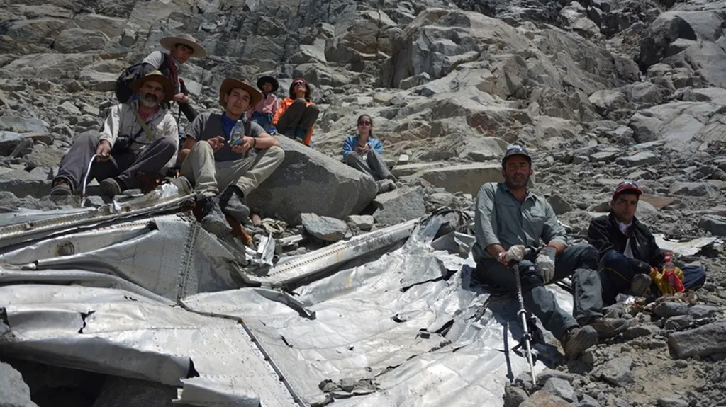 Osm členů fotbalového týmu u zbytků letadla