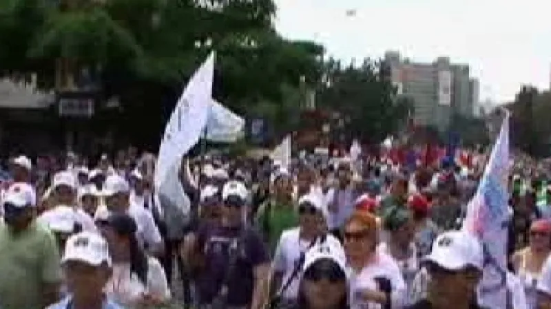 Venezuelcům se nelíbí snahy jejich prezidenta Huga Cháveze o změnu ústavy, která by mu umožnila znovu kandidovat na post hlavy státu.