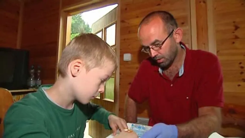 Děti se učí, jak si píchnout injekci