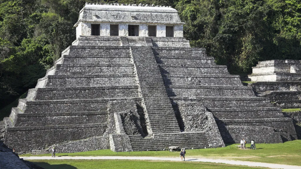 Chrám nápisů na vrcholku pyramidy v Palenque