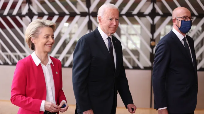 Joe Biden (uprostřed) jde s Ursulou von der Leyenovou na zahájení summitu