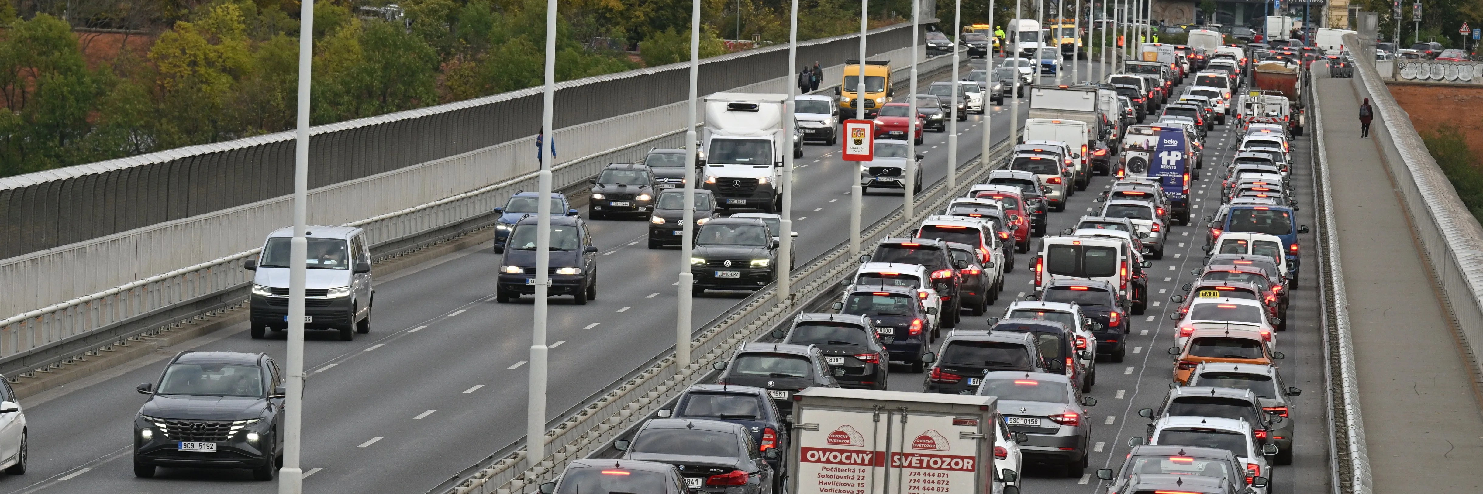 Řidiče v Praze čekají další omezení