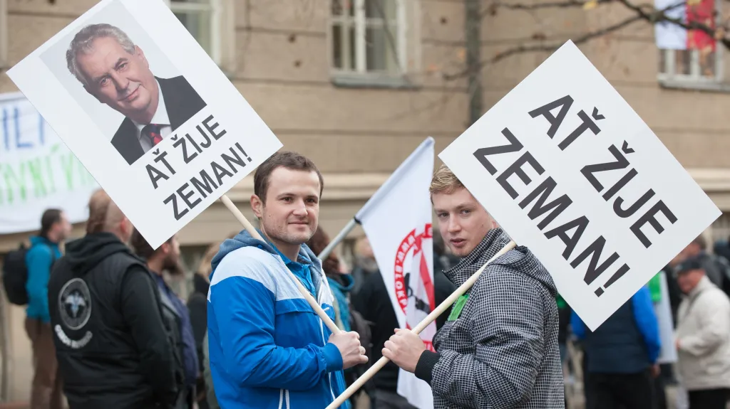 Příznivci prezidenta Miloše Zemana na shromáždění Bloku proti islámu 17. listopadu v Praze na Albertově