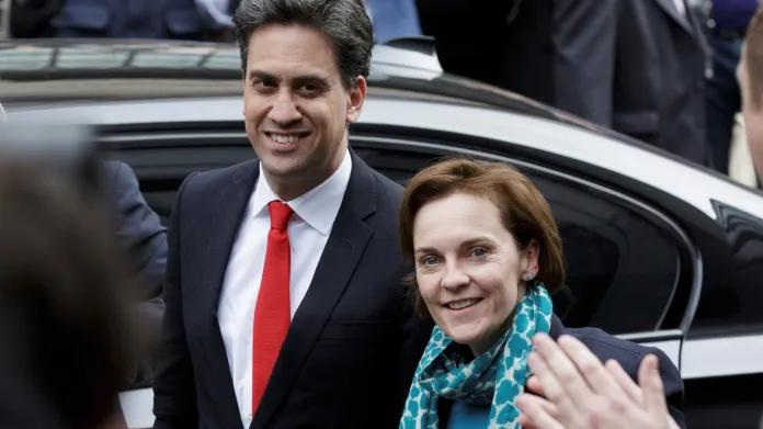 Ed Miliband s manželkou po oznámení neúspěchu labouristů v parlamentních volbách