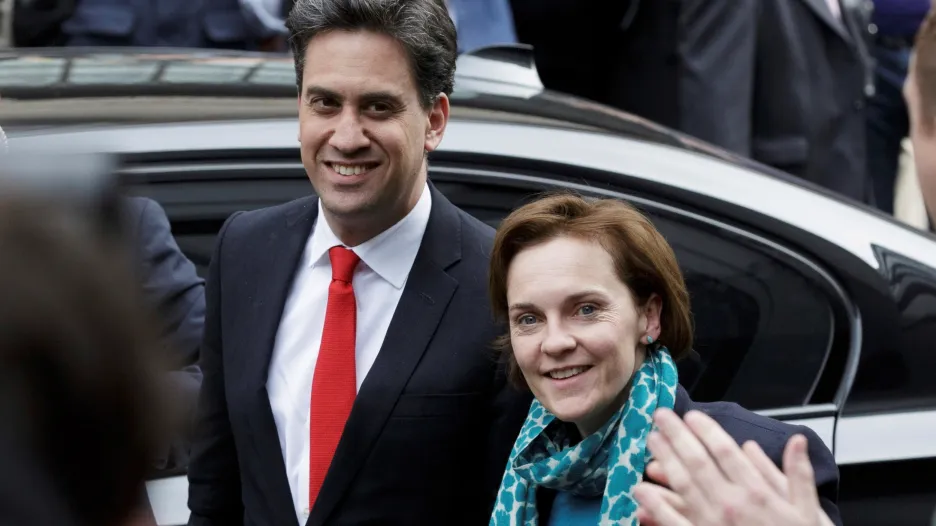 Ed Miliband s manželkou po oznámení neúspěchu labouristů v parlamentních volbách