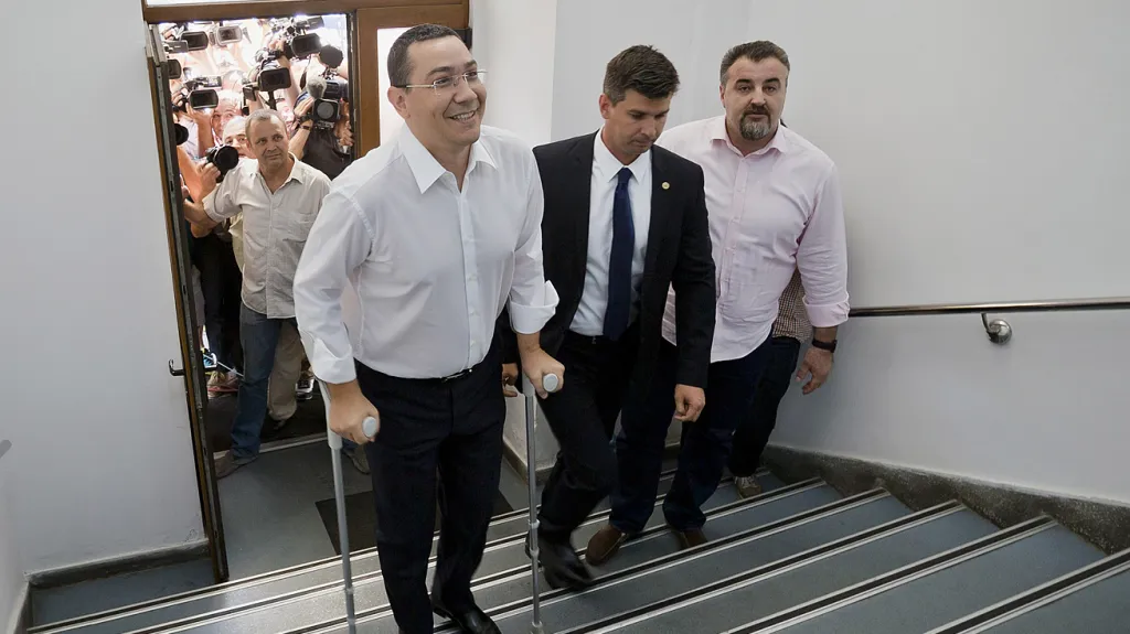 Victor Ponta přichází k výslechu na prokuratuře