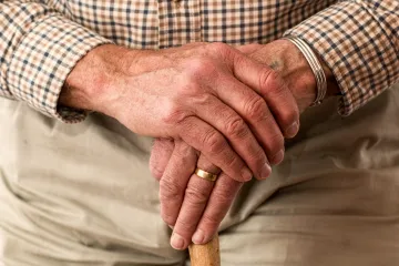 Důchodový systém skončil loni v rekordním schodku 72,8 miliardy, ukazují data resortu financí