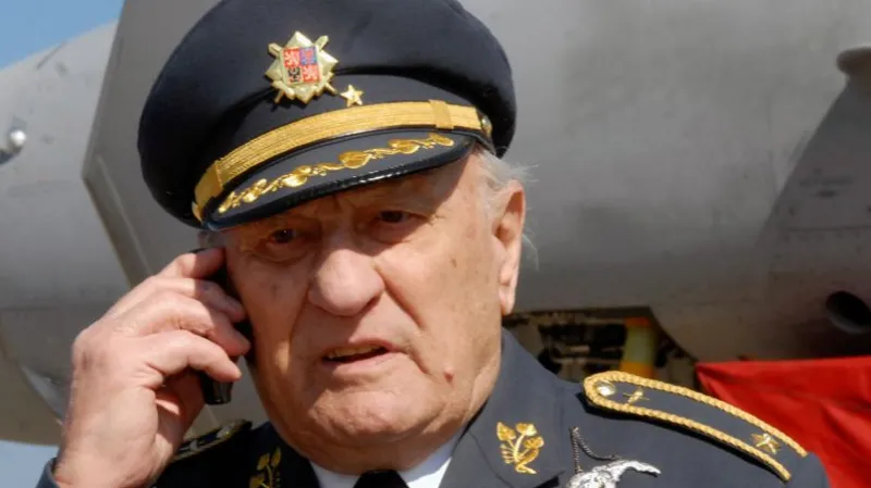 Legendární generál a bývalý pilot britského Královského letectva (RAF) Zdeněk Škarvada, který bojoval o Anglii za druhé světové války, přivítal 14. září dvojici bojových letounů Eurofighter Typhoon F2 RAF na ostravském letišti v Mošnově. Nejmodernější evropské stroje přilétly na sedmý ročník Dne NATO, jejich přistání je prvním ve střední a východní Evropě. Bojový letoun vyvinuli Britové společně s Němci, Italy a Španěly. Letectva těchto čtyř zemí ho používají od loňského roku, jeho čerstvým odbě