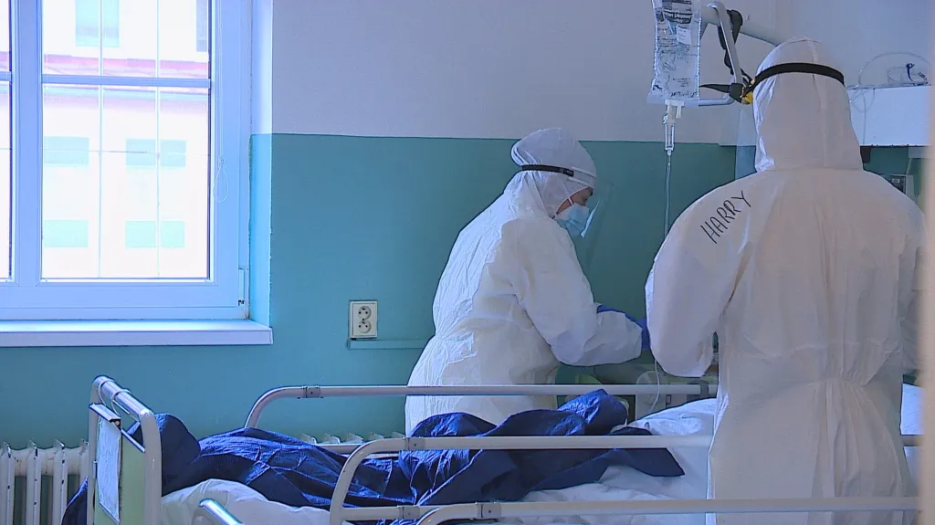 Britští vojenští zdravotníci u lůžka s pacientem