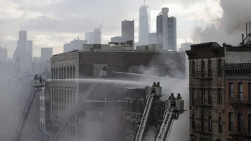 Hasiči likvidují následky exploze v centru Manhattanu