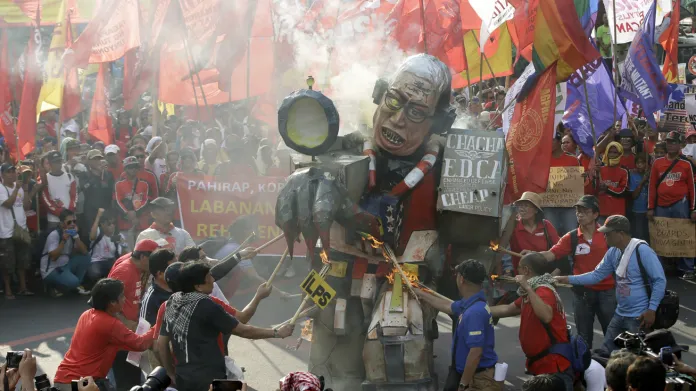 Filipínci na 1. máje pálili figurínu prezidenta Aquina