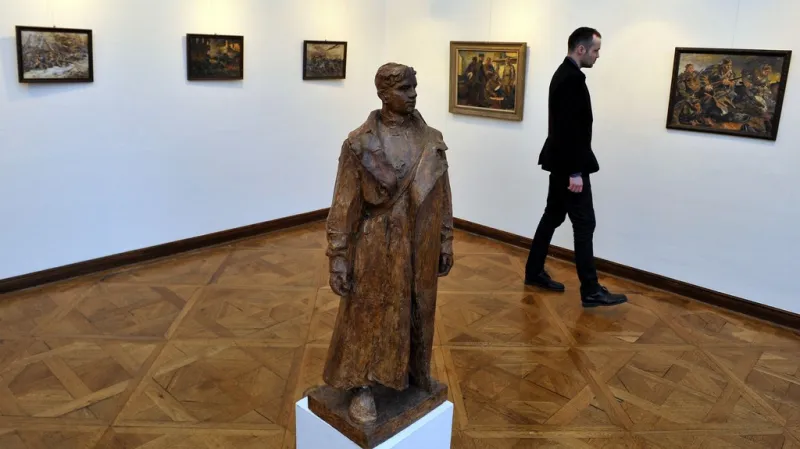 Z výstavy o socialistickém realismu na zámku Slavkov