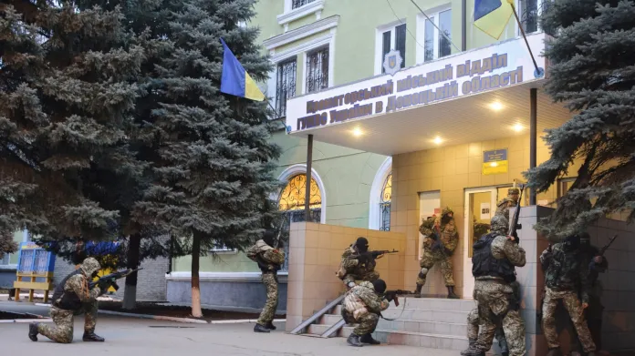 Proruští ozbrojenci obléhají policejní stanici v Kramatovsku