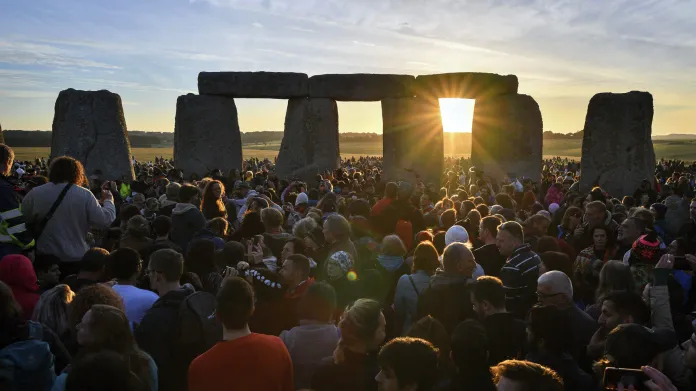 Rozbřesk sledovaly u Stonehenge tisíce lidí