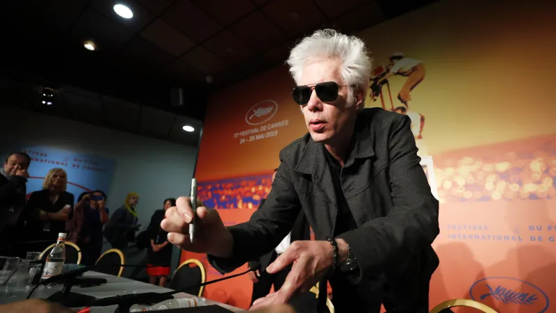 Jim Jarmusch by chtěl také francouzský pas. Snímek ho zachycuje na festivalu v Cannes v roce 2019