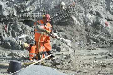 Budování tunelu pro tramvaje v Žabovřeské ulici začalo. Skála má za sebou první odstřel