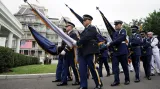 Členové čestné stráže procházejí kolem zástupců médií při příchodu lídrů do Bílého domu