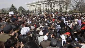 Kyrgyzstán drží smutek nad oběťmi převratu