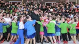 Severokorejský vůdce Kim Čong-un v objetí dětí během návštěvy ve městě Samjiyon. Fotografie byla vydána 28. listopadu Severokorejskou centrální tiskovou agenturou. Dva dny nato uvalila Rada bezpečnosti OSN na zemi nové sankce jako odpověď na poslední a dosud největší zářijový jaderný test.