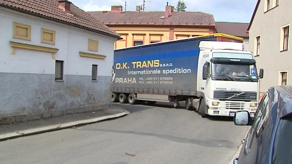 Kamion v uličkách Dvora Králové