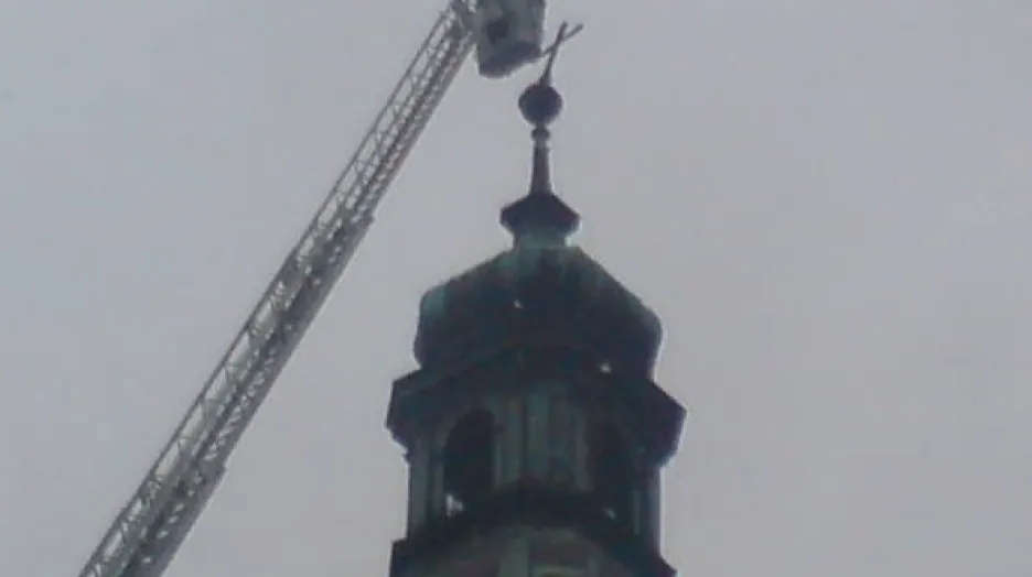 Tři metry vysoký kříž hrozil pádem z věže kostela sv. Kunhuty v Čejkovicích