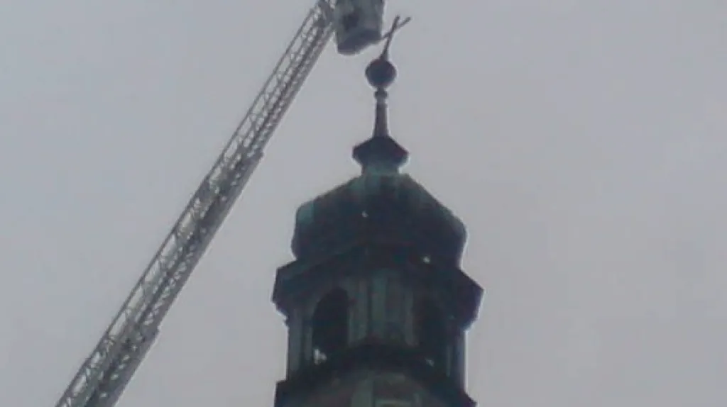 Tři metry vysoký kříž hrozil pádem z věže kostela sv. Kunhuty v Čejkovicích