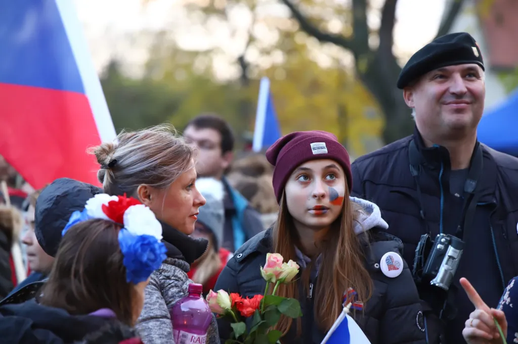 Oslavy 17. listopadu v pražských ulicích