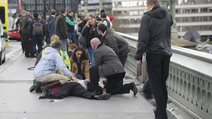 Kolemjdoucí ošetřují zraněné na Westminster Bridge