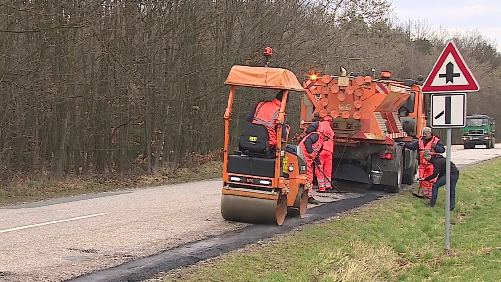 Silničáři opravují výtluky u Rosic