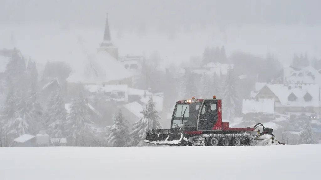 Rolba upravuje kopce u Božího Daru. Vjezd do města byl otevřen
