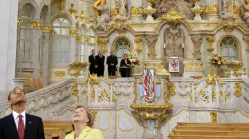 Americký prezident Barack Obama a německá kancléřka Angela Merkelová ve Frauenkirche v Drážďanech (2009)