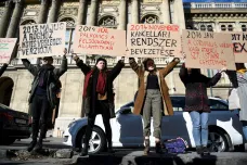 Maďarští vědci protestují proti vládní reformě výzkumu. Chci zlepšit inovace, hájí se Orbán 