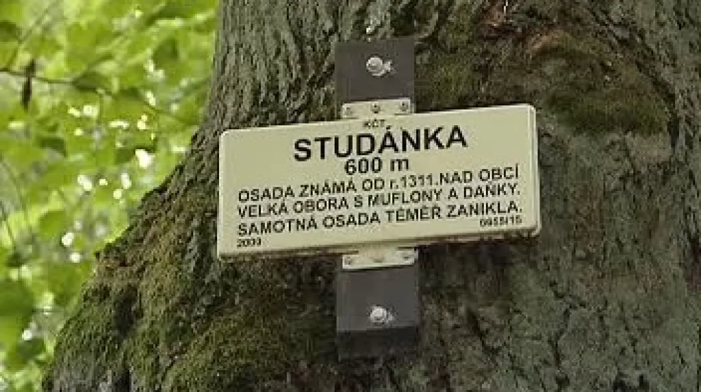 Značka KČT v bývalé osadě Studánka