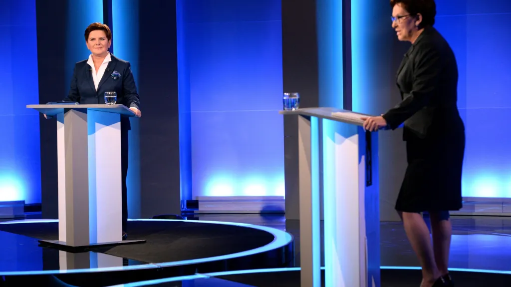 Beata Szydlová (vlevo) a Ewa Kopaczová v předvolební televizní debatě